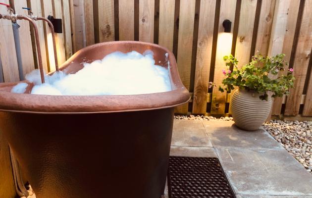 Outdoor bath at Little Oak