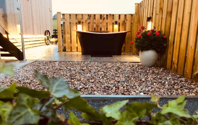 Outdoor bath at Little Willow