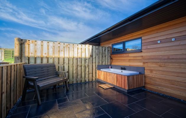 Cedar View outdoor bath