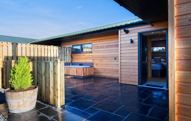 Cedar View outdoor bath area